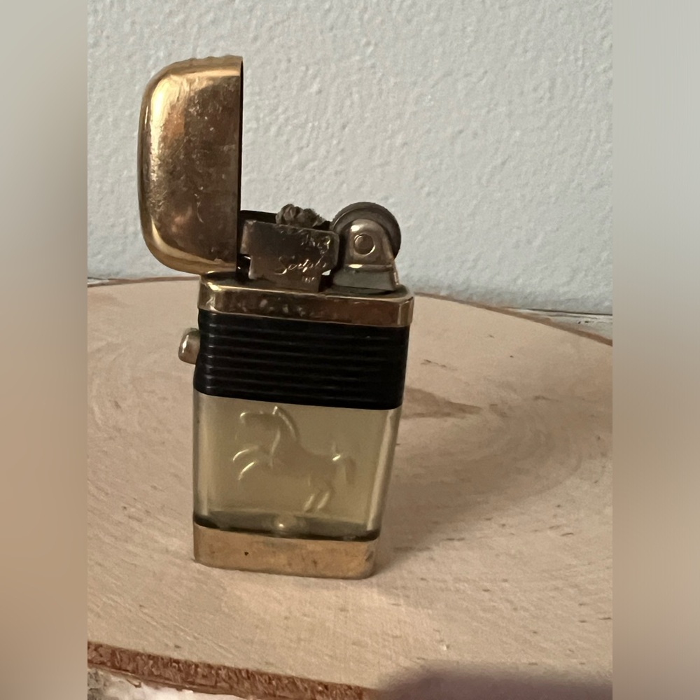 VINTAGE Scripto VU Lighter Mustang Equestrian Stallion Horse MCM Brass / Black - Picture 1 of 6